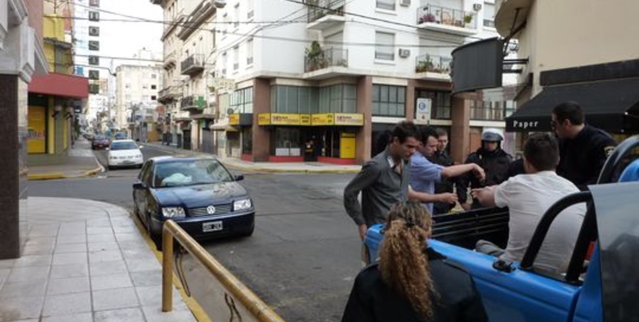 Increíble: iba a contramano en plena Av. Rivadavia y terminó su loca carrera estrellándose contra un cordón