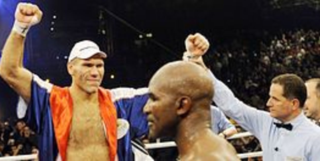 El gigante ruso Valuev derrotó al veterano Holyfield