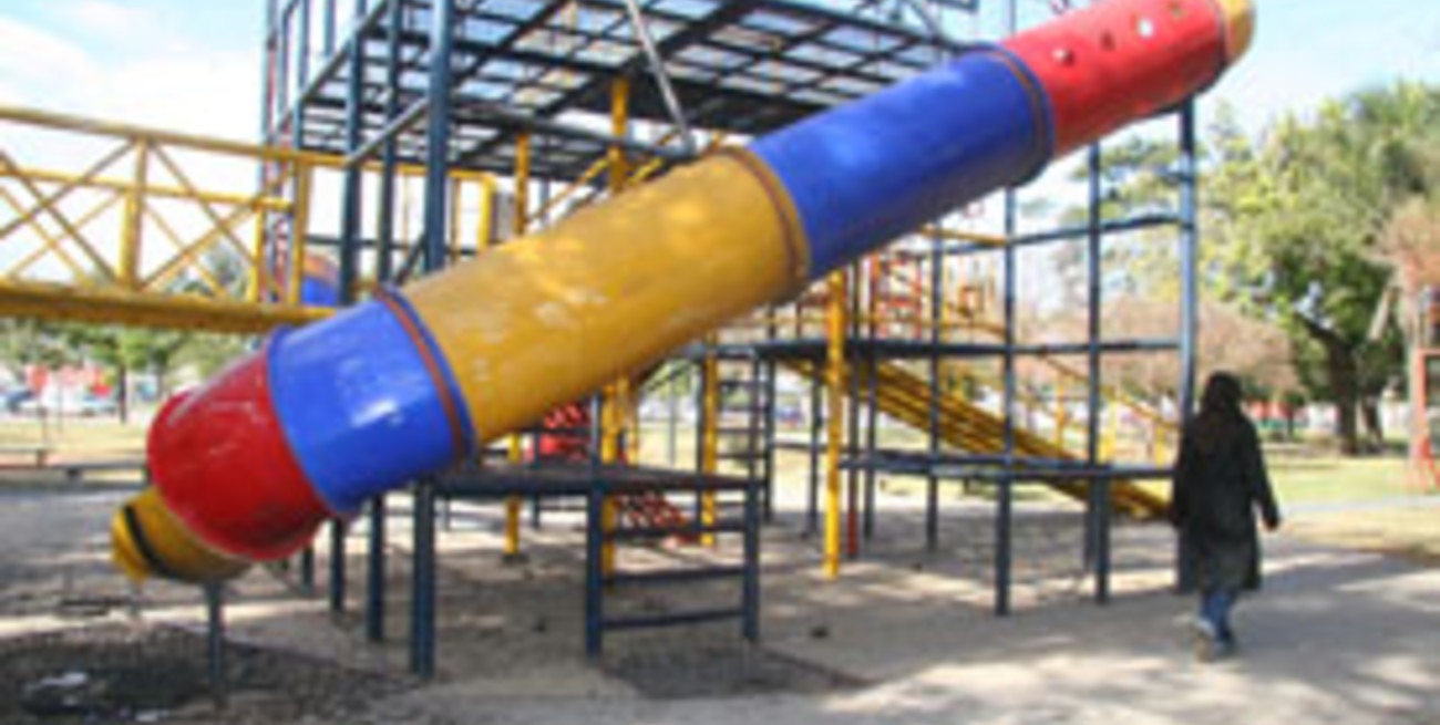 Existen riesgos en algunos juegos infantiles en plazas de la ciudad