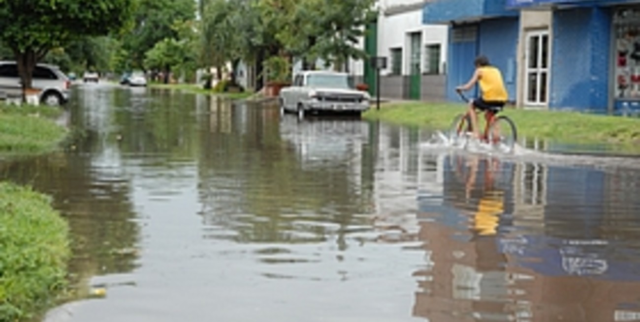 Cada vez que llueve con intensidad Diagonal Aguirre y Aristóbulo del Valle se torna intransitable