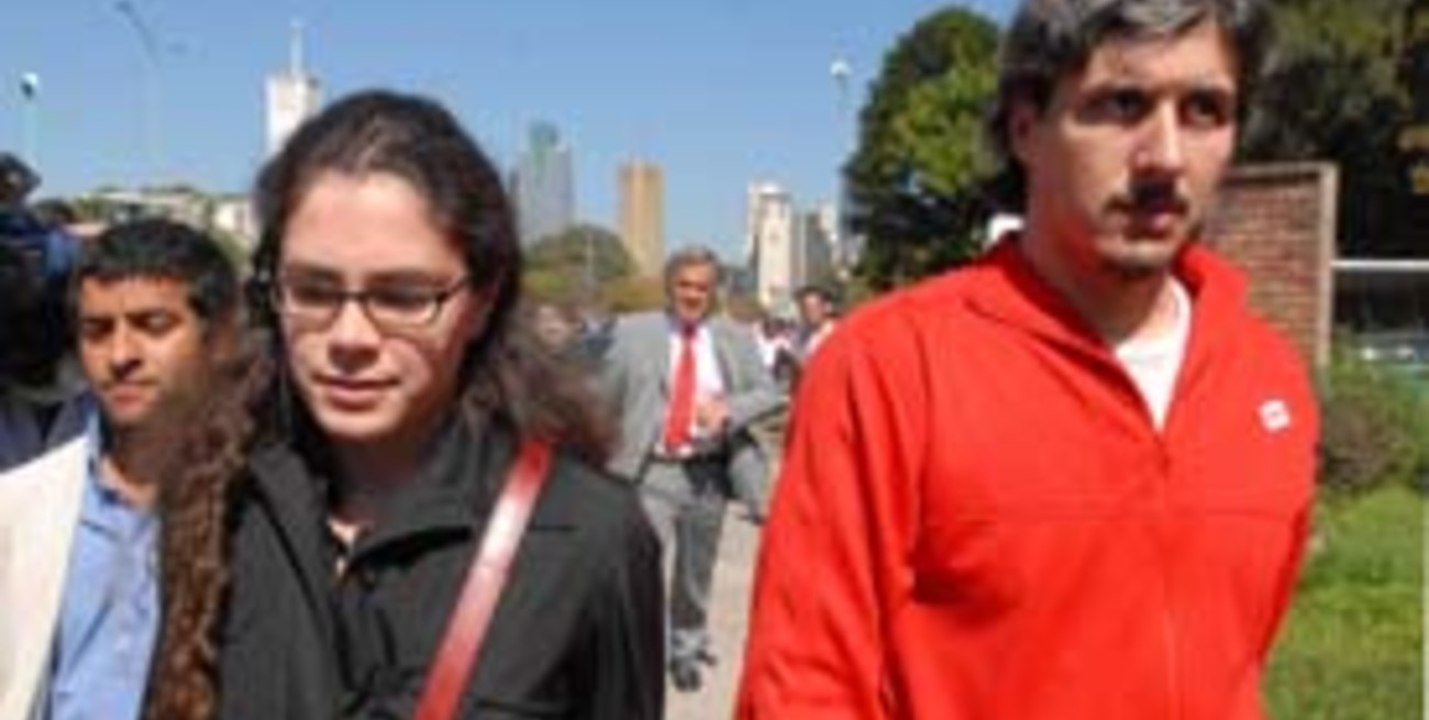 Condenaron a militar y matrimonio por apropiarse de una hija de desaparecidos