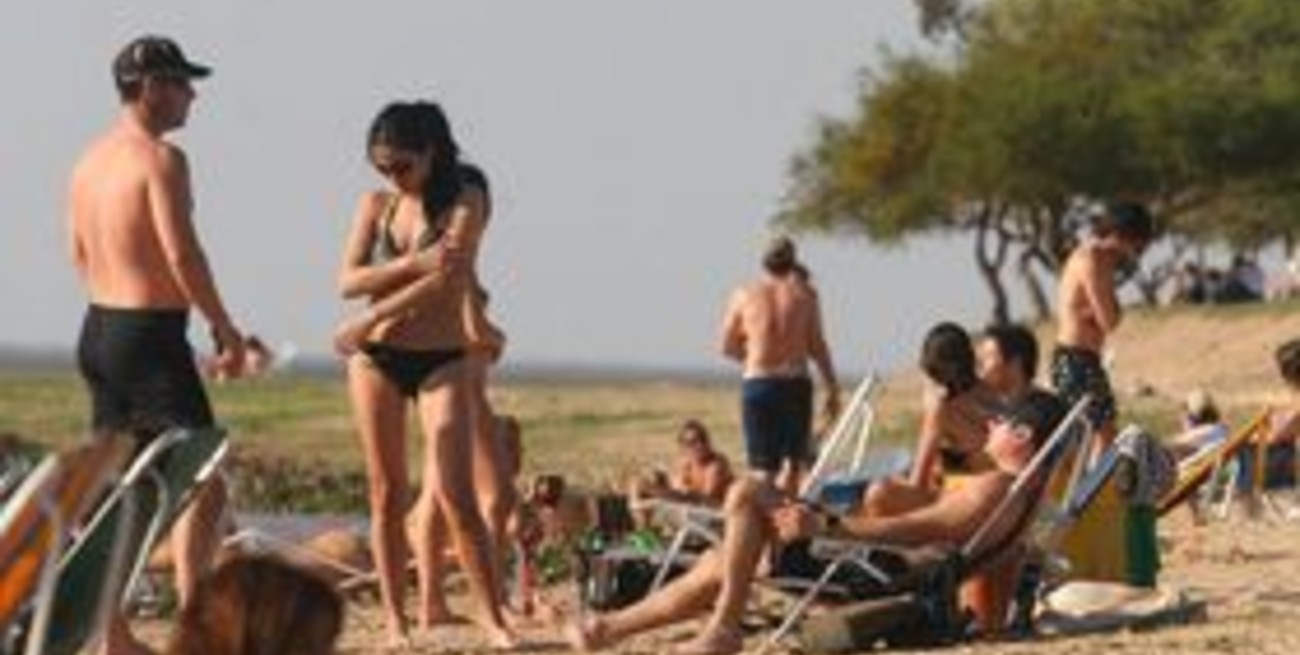 Con Más de 37 grados este domingo de agosto algunos se animaron y se fueron a la playa a tomar sol