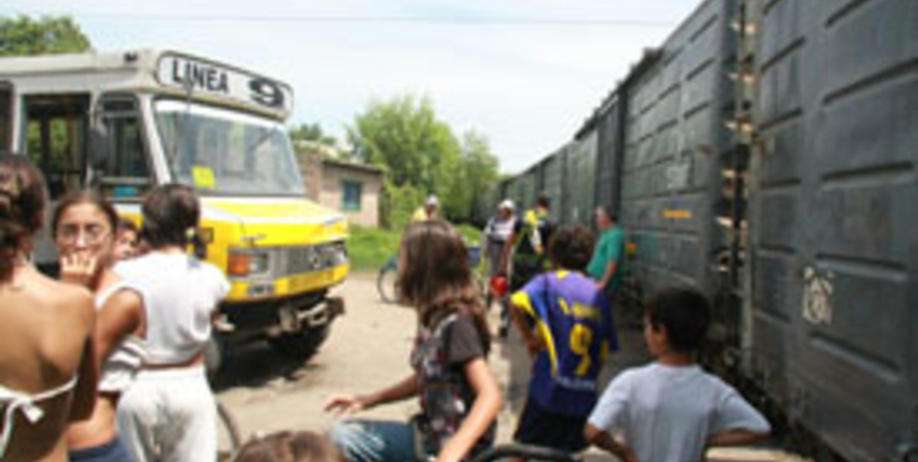 Tren casi arrolla a un colectivo en Güemes y Luciano Torrent