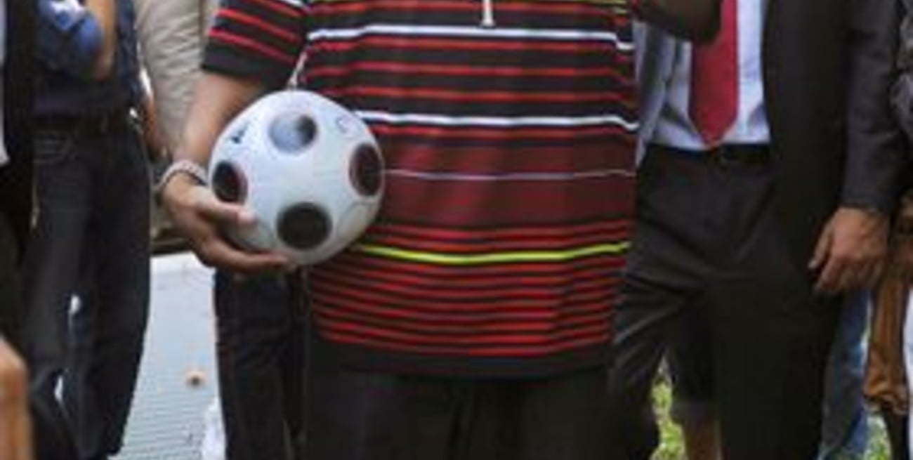 Ronaldinho se alejó del Barcelona y jugará en el Milan italiano