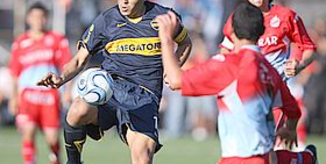 Riquelme embocó un tiro libre en el final y puso a Boca en la cima