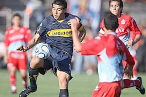 Riquelme embocó un tiro libre en el final y puso a Boca en la cima