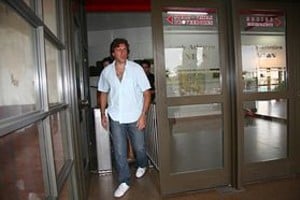 Pablo Aguirre Sale Marchi de la sede de Unión, luego de haberse reunido con el plantel y los dirigentes. La decisión de identificar a los que amenazaron el jueves, está tomada.