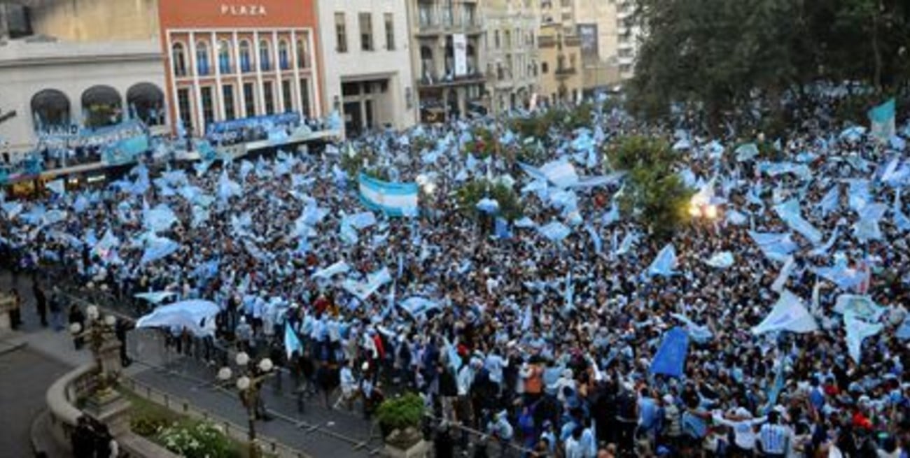 Atlético Tucumán festejó el ascenso con un triunfo y el título de campeón