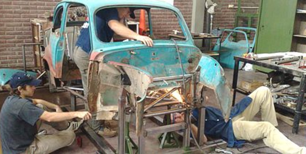 UTN: estudiantes "fierreros" arman auto de competición