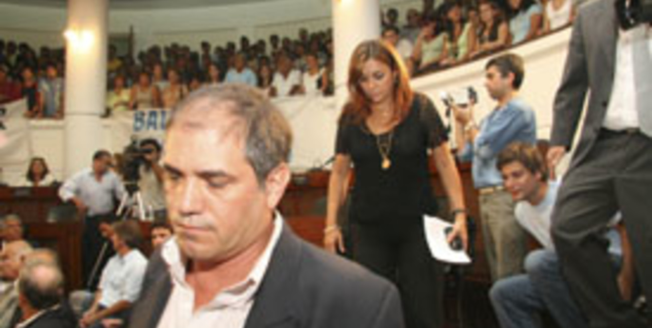 La oposición se levantó y se fue dejando a Balbarrey solo