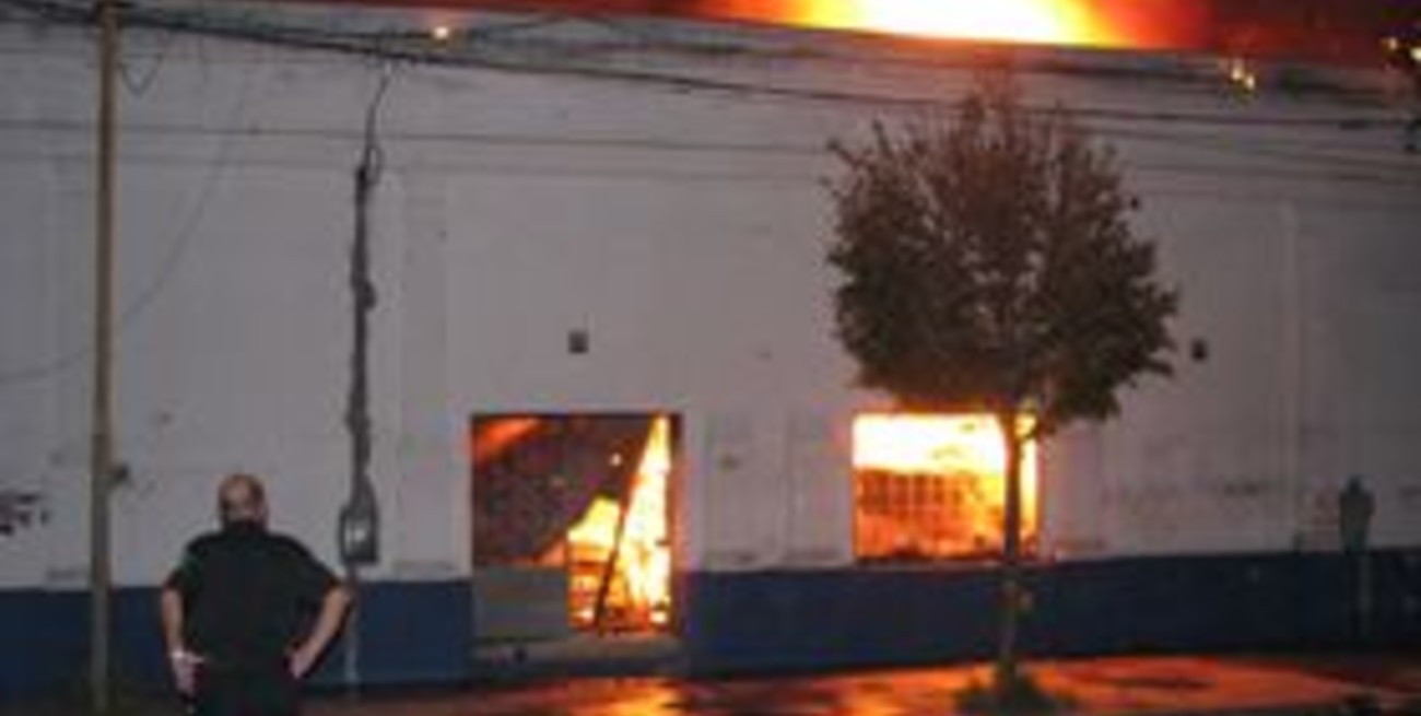 Voraz incendio destruyó un depósito de Cablevisión 