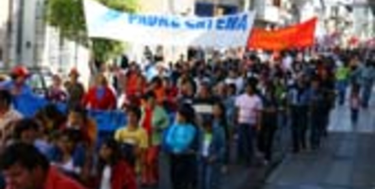 Nutrida marcha en repudio por las dos inundaciones