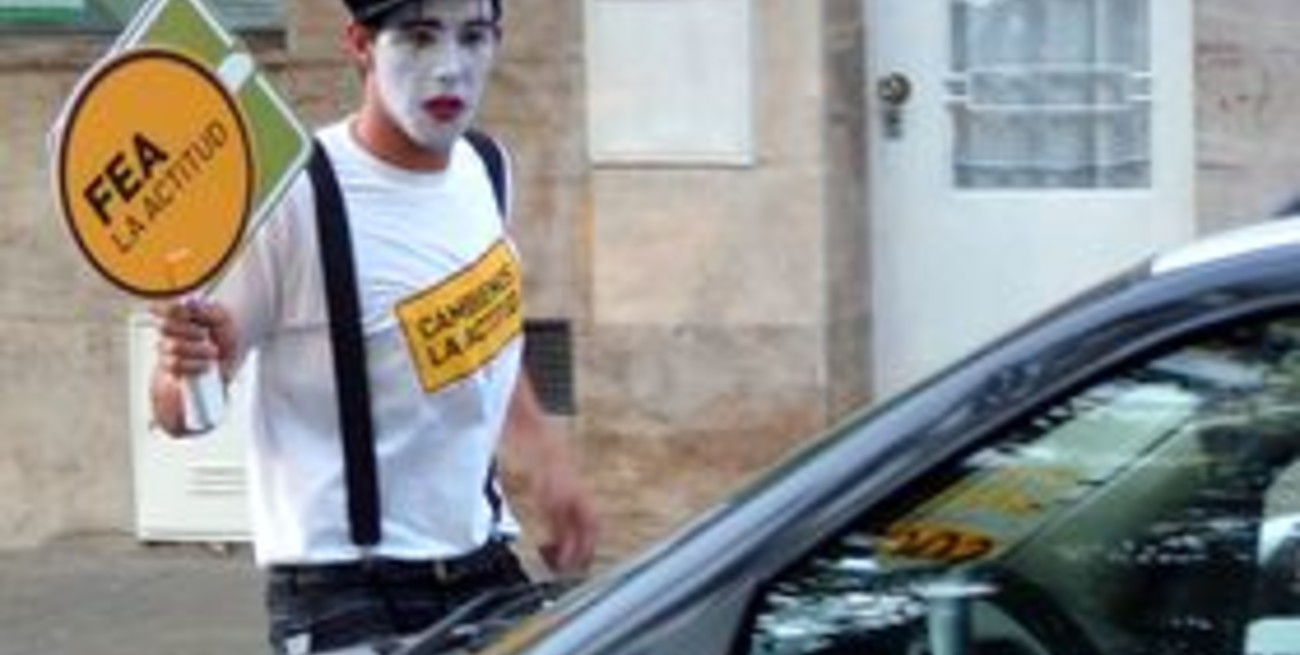Mimos y artistas callejeros enseñan a respetar las normas de tránsito