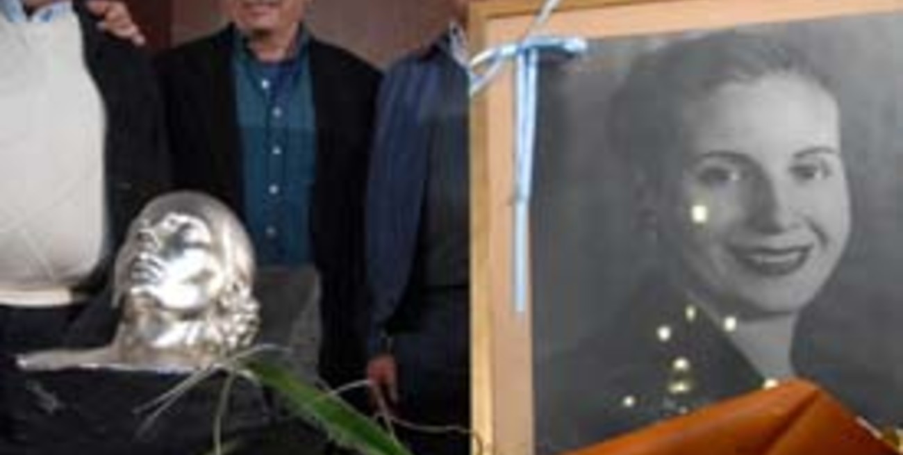 Luego de 56 años, el orfebre Pallarols terminó la máscara mortuoria de Evita