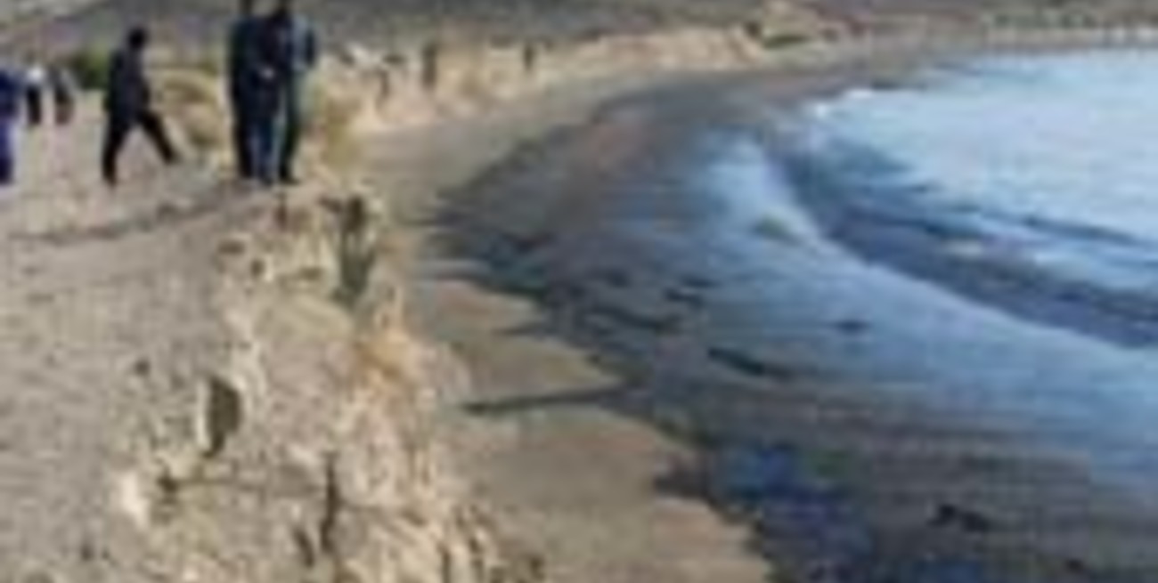 Derrame de petróleo en la costa de Chubut