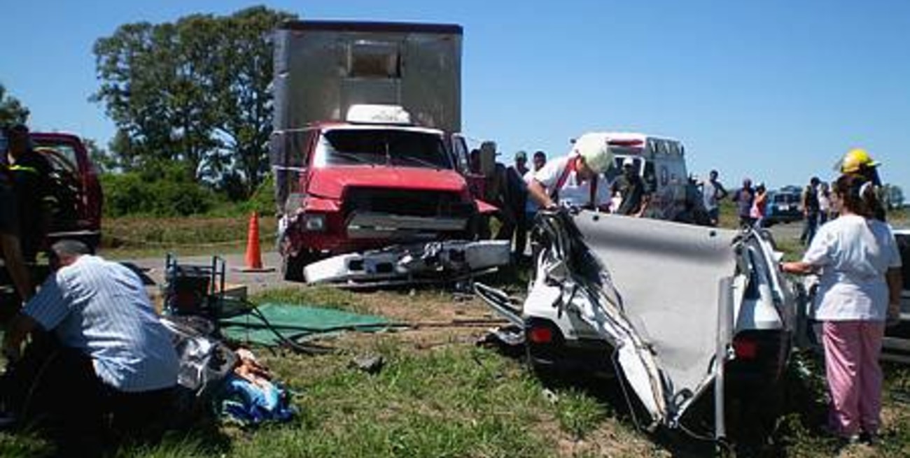 Un auto chocó contra un camión y murieron tres personas