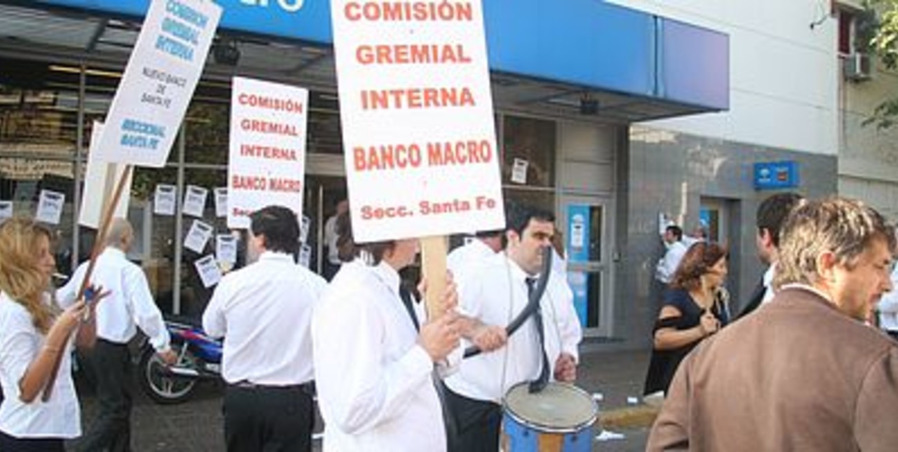 Empleados bancarios se movilizaron hoy y anunciaron paro nacional para mañana