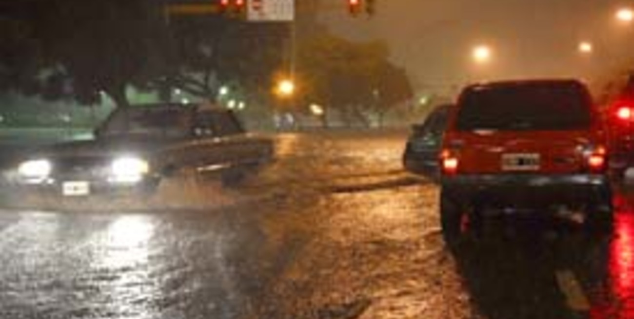 Tormenta eléctrica provocó anegamientos en Capital Federal y Gran Buenos Aires