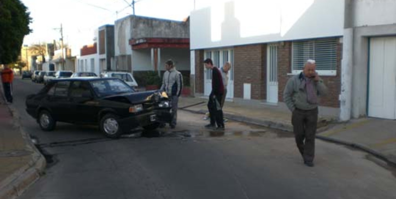 Conducía a contramano y chocó contra una columna
