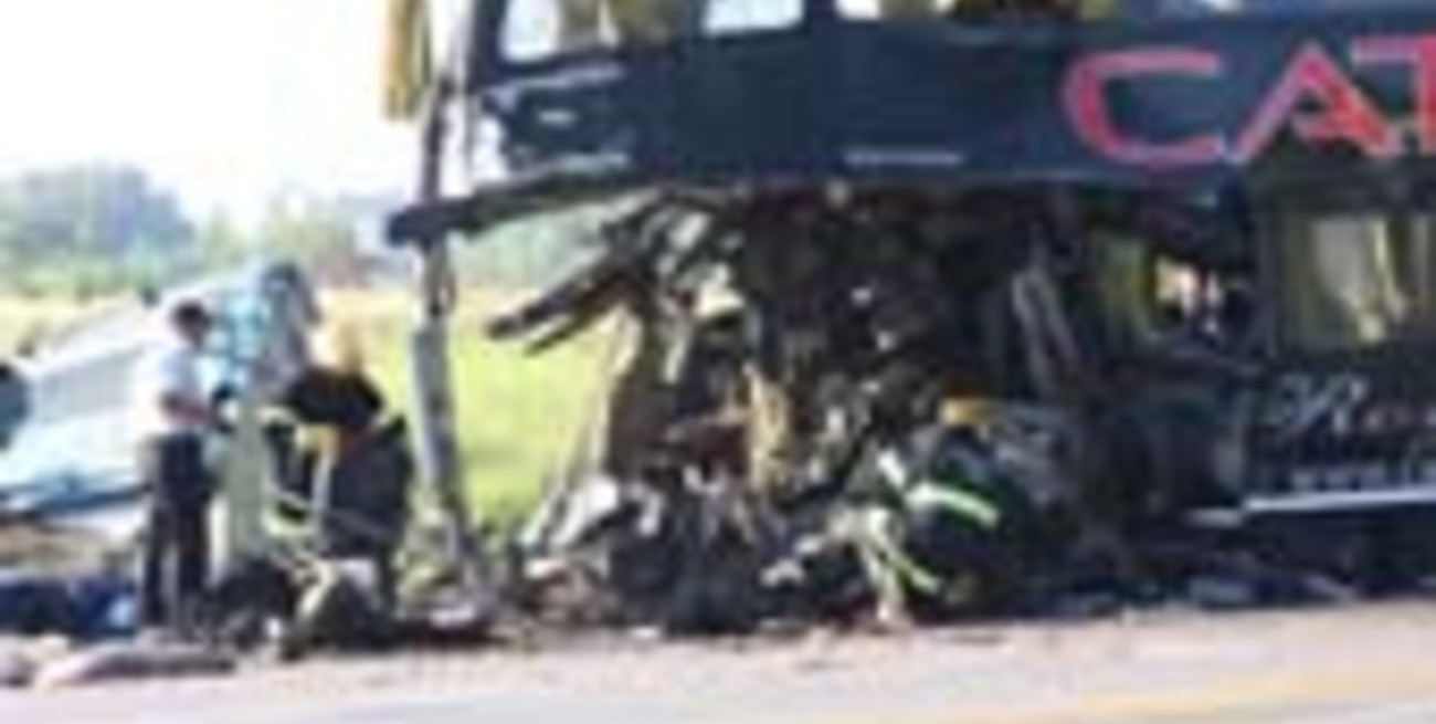 Nueve muertos y seis heridos en choque de micro y camión