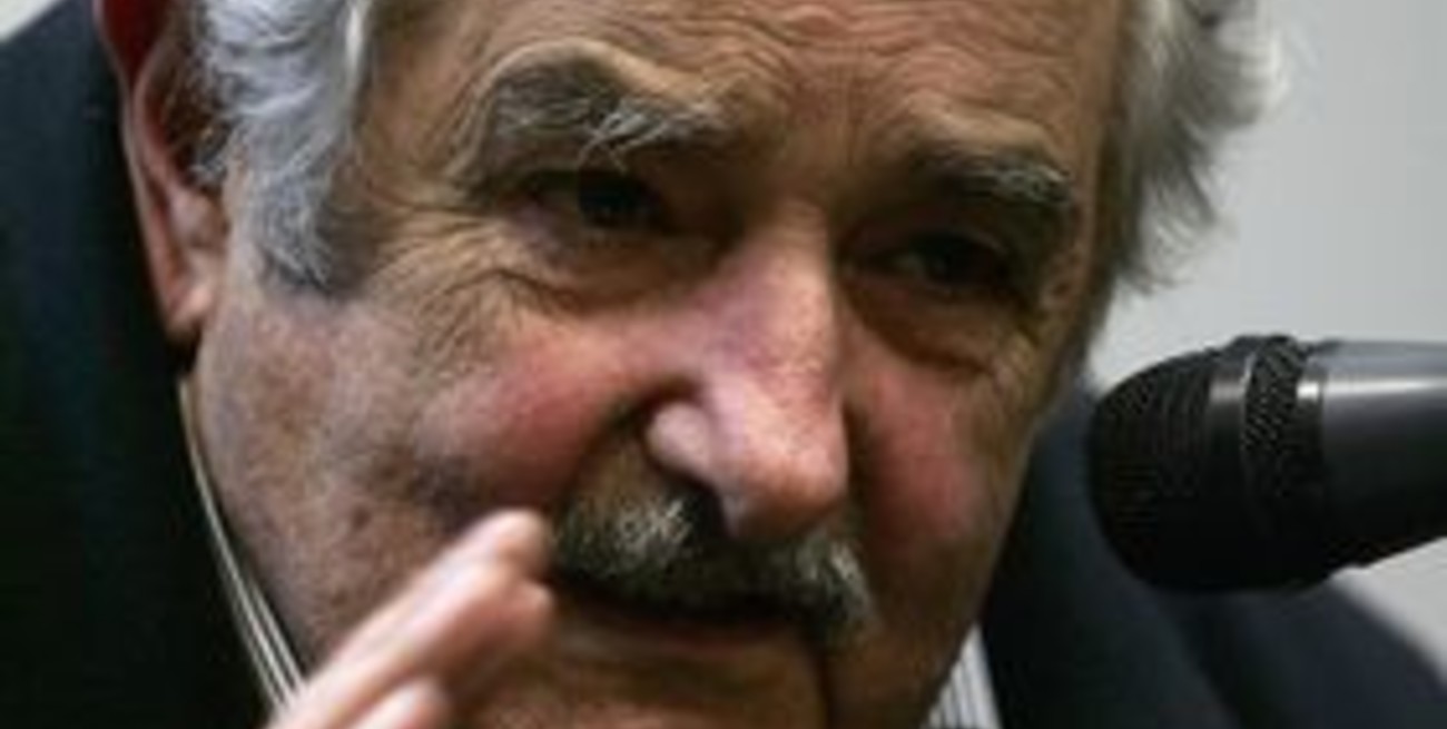 Presentaron un libro en el que José Mujica habla de los argentinos