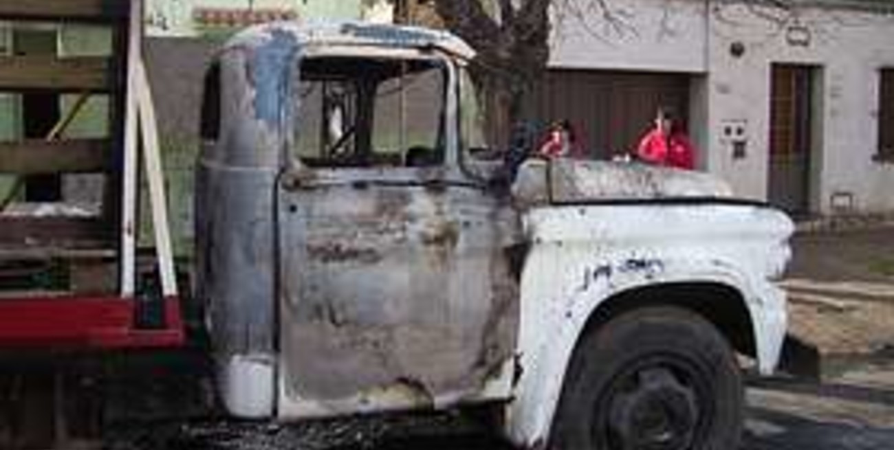 Otro vehículo incendiado en Barrio Roma