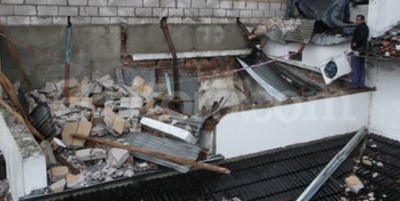 Se derrumbó una parte de un edificio y destrozó una casa