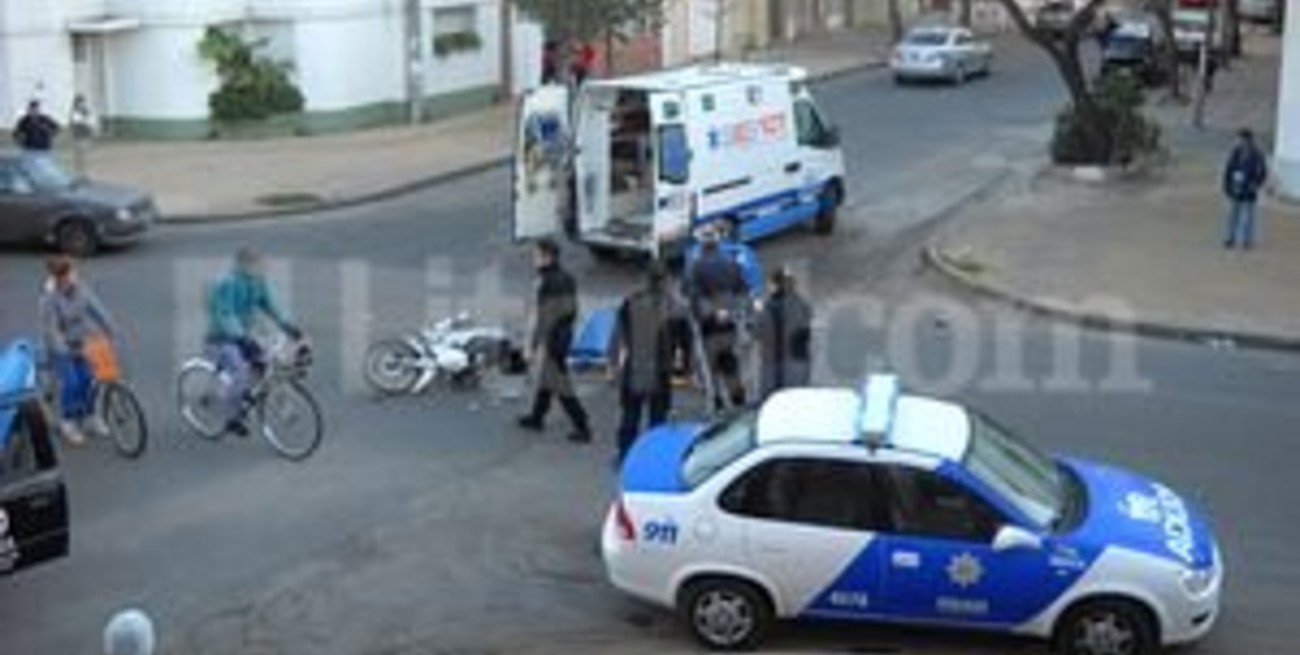 Fuerte choque entre una moto y un automóvil