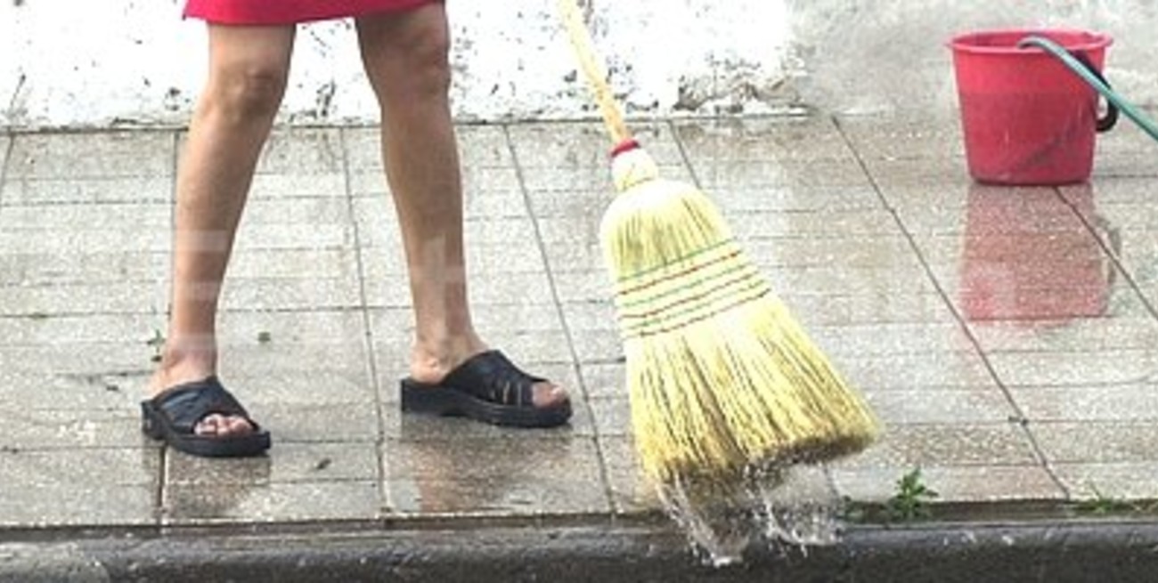 Lavado de veredas: aprueban modificaciones en la normativa para evitar el derroche de agua