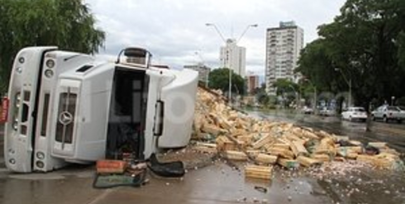 Transportista brasileño volcó en avenida Alem