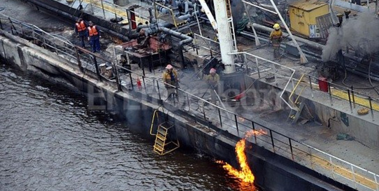Sofocaron el incendio en el buque y sigue la búsqueda de desaparecidos