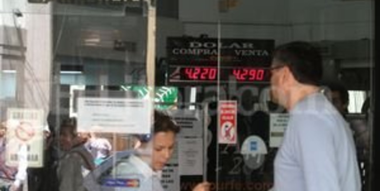 Flexibilizan encajes para permitir a bancos atender demanda de dólares