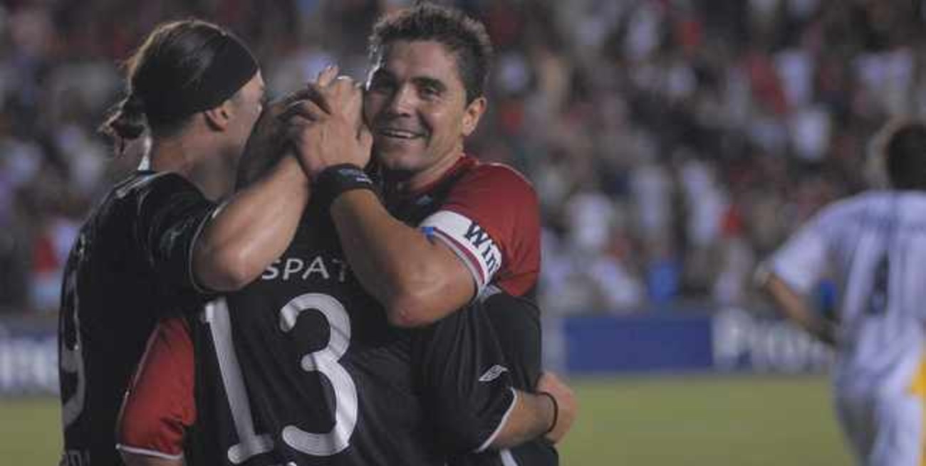 Colón no pudo vulnerar a Central en el Centenario pero igual es único puntero