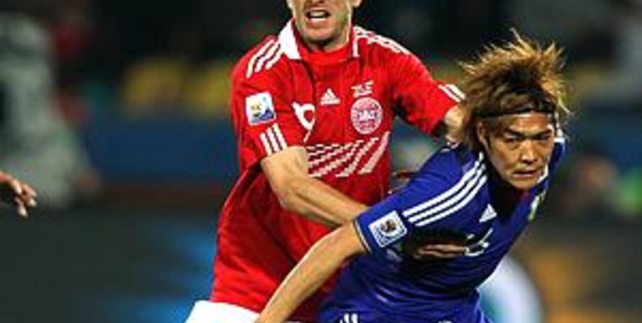 Japón dio una lección de fútbol a Dinamarca y clasificó a la segunda fase