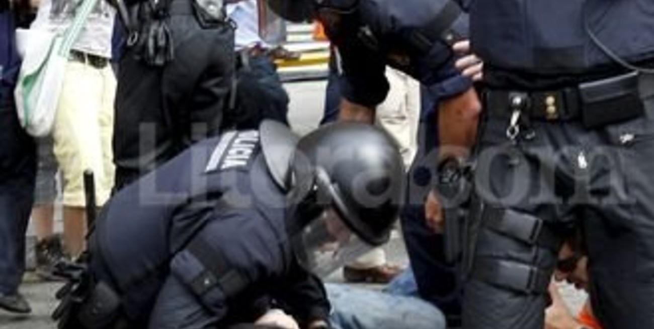 Reprimen a manifestantes del Movimiento de los Indignados en España