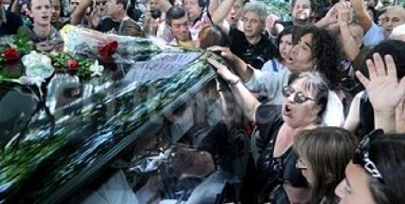 Un cerrado y constante aplauso despidió a Spinetta