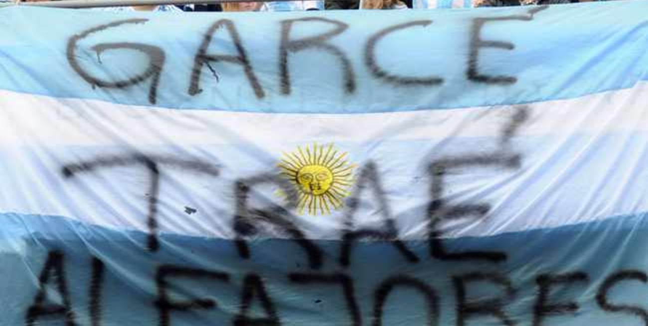 Bandera agresiva: "Garcé, traé alfajores"