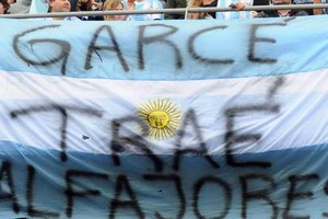 Bandera agresiva: "Garcé, traé alfajores"