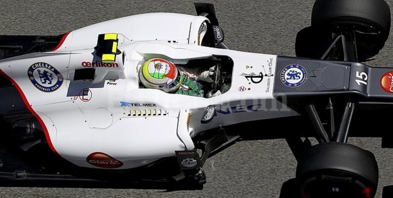 Sergio Pérez, con casco del Chapulín Colorado