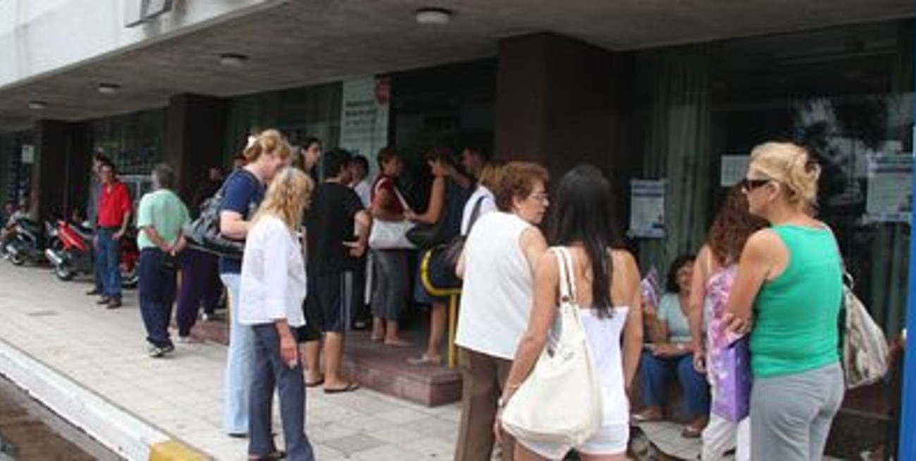 No atienden en el Iapos de calle Rivadavia por falta de luz