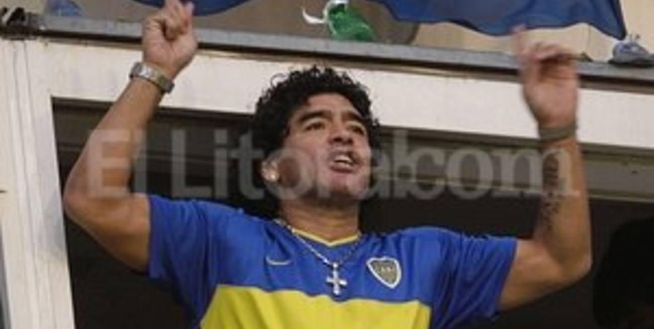 Maradona se siente un "exiliado del fútbol argentino"