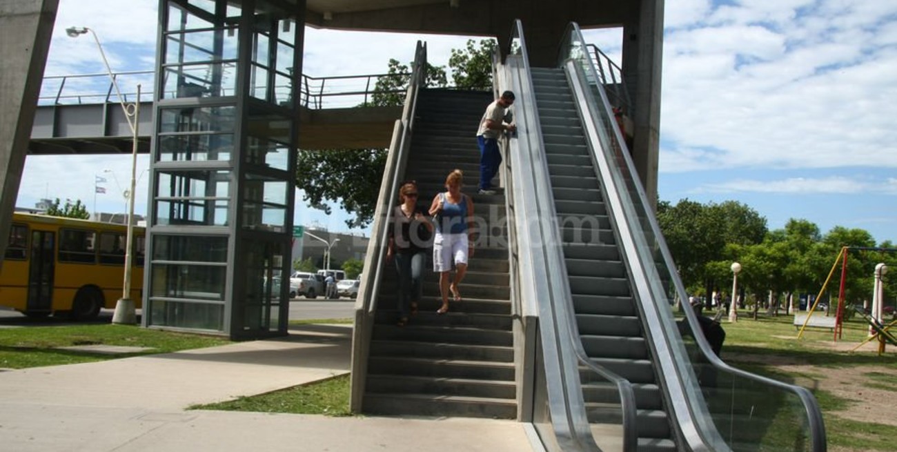 La escalera mecánica del puente peatonal está rota