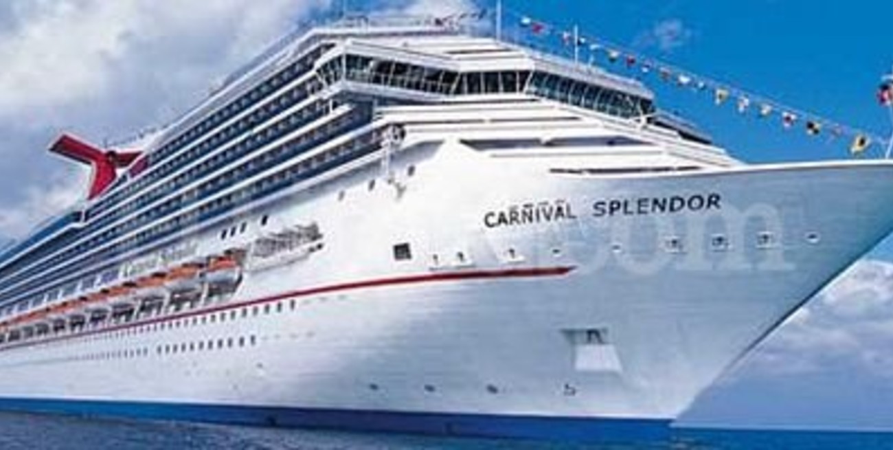 Se desató un incendio en un gigantesco crucero con más de 4 mil personas a bordo