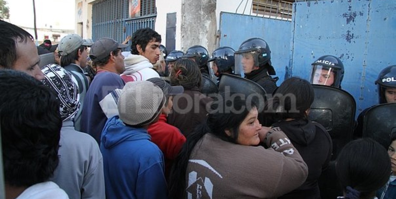 Policías heridos y vecinos engañados, víctimas de "viejas prácticas" electorales