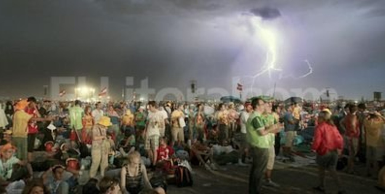 Una multitud aclamó al Papa en medio de una fuerte tormenta