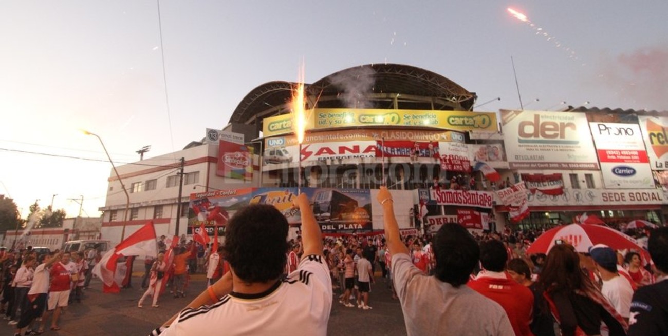 Los hinchas de Unión comenzaron a jugar el clásico con un multitudinario banderazo