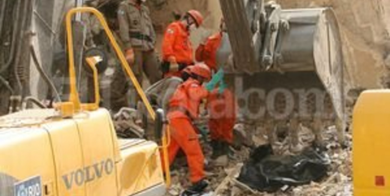 5 muertos y 21 desaparecidos en el derrumbe de Río de Janeiro