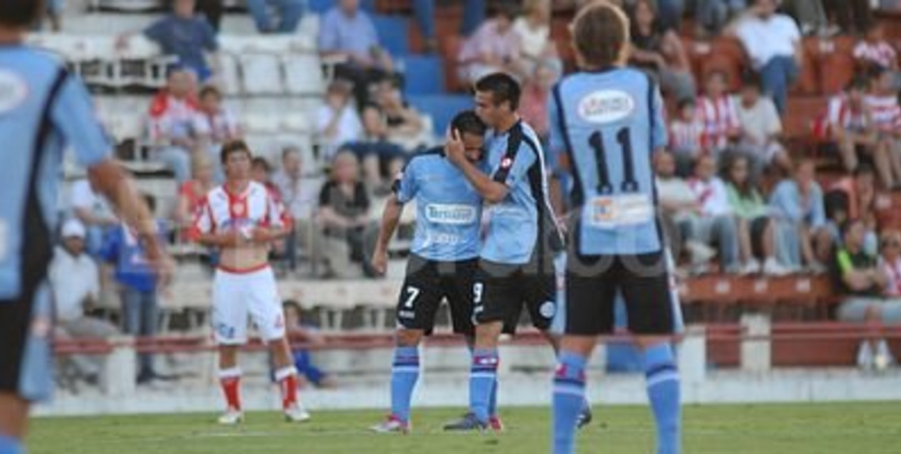 Unión volvió a ser goleado en su casa por el último