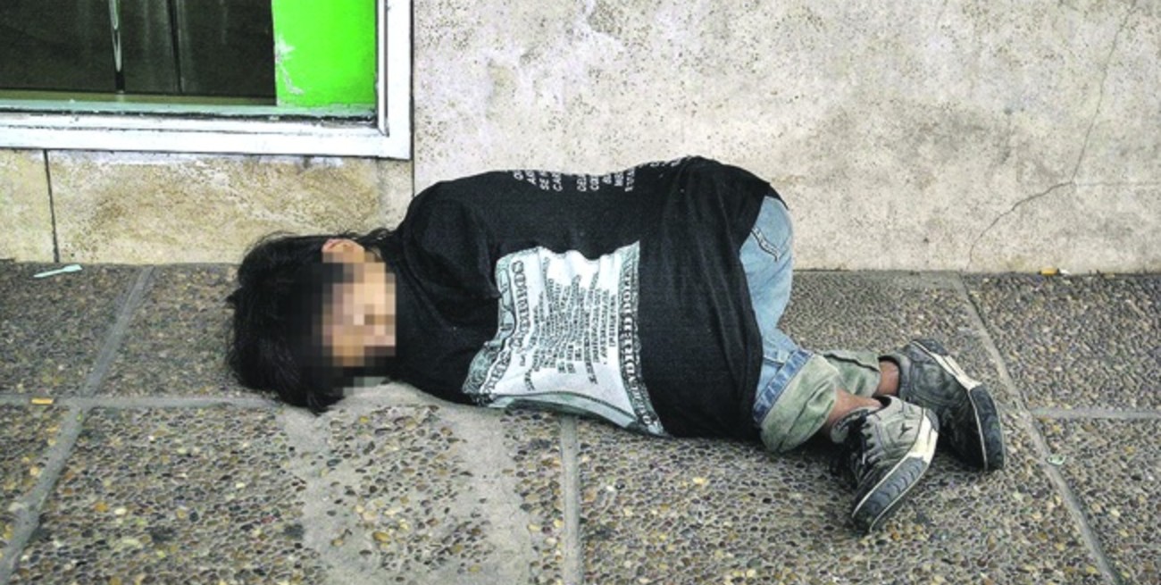 Un chico en la avenida