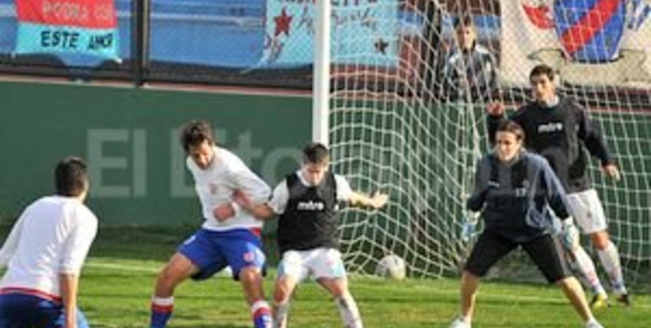 Debutó Pereyra, apuntan a Adrián Bastía y al "bendito 9"